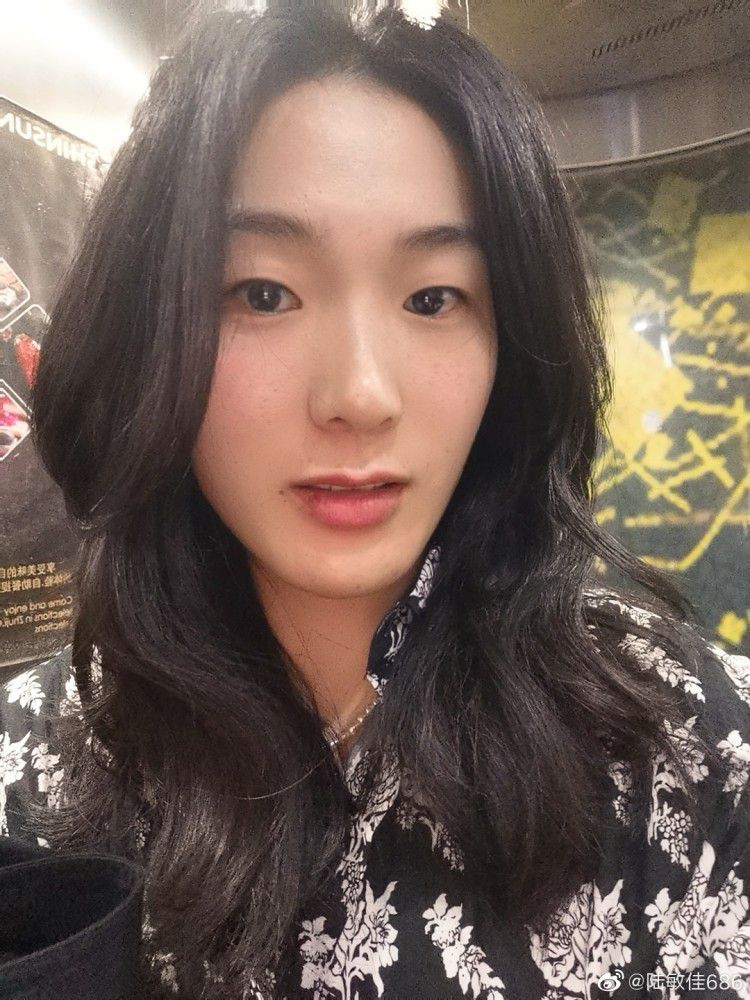 陈泽楷笑着说道：这些人都很听话，身上除了衣服，几乎什么都没带，有个屁都恨不得赶紧放出去好过安检，目前所有经过安检的人都顺利通过、没有发现任何异常。
